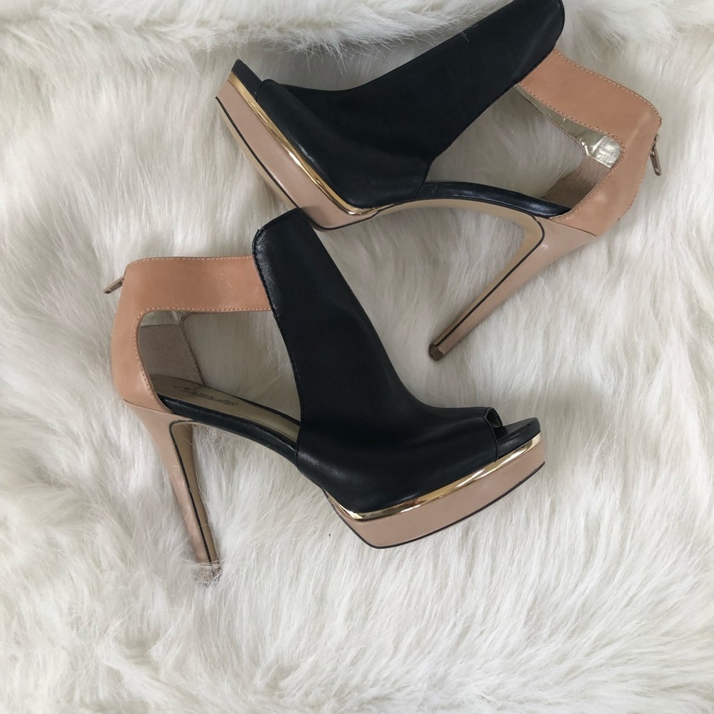 Carlos Santana ankle heels Daphne
